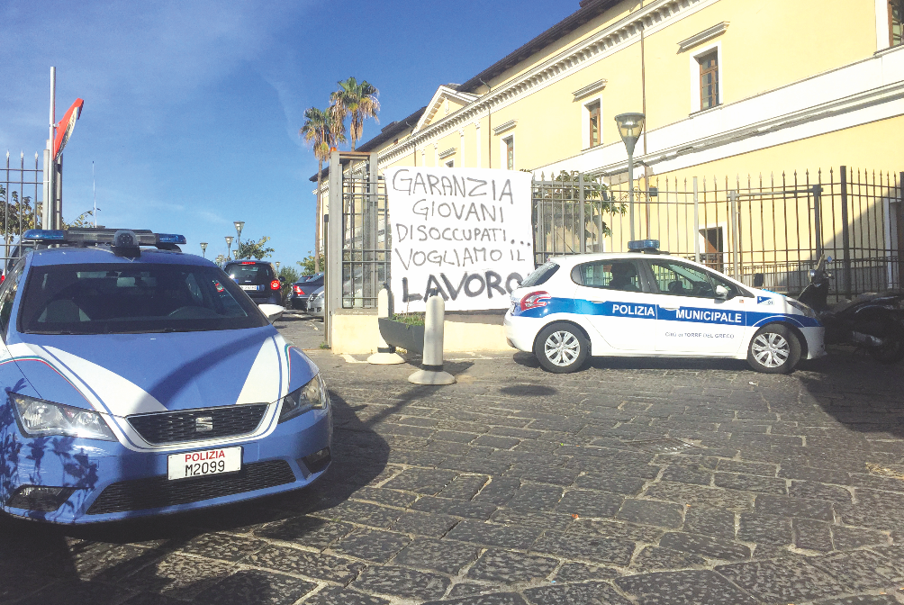 Caos Rifiuti A Torre Del Greco Sospesi I Netturbini Fannulloni