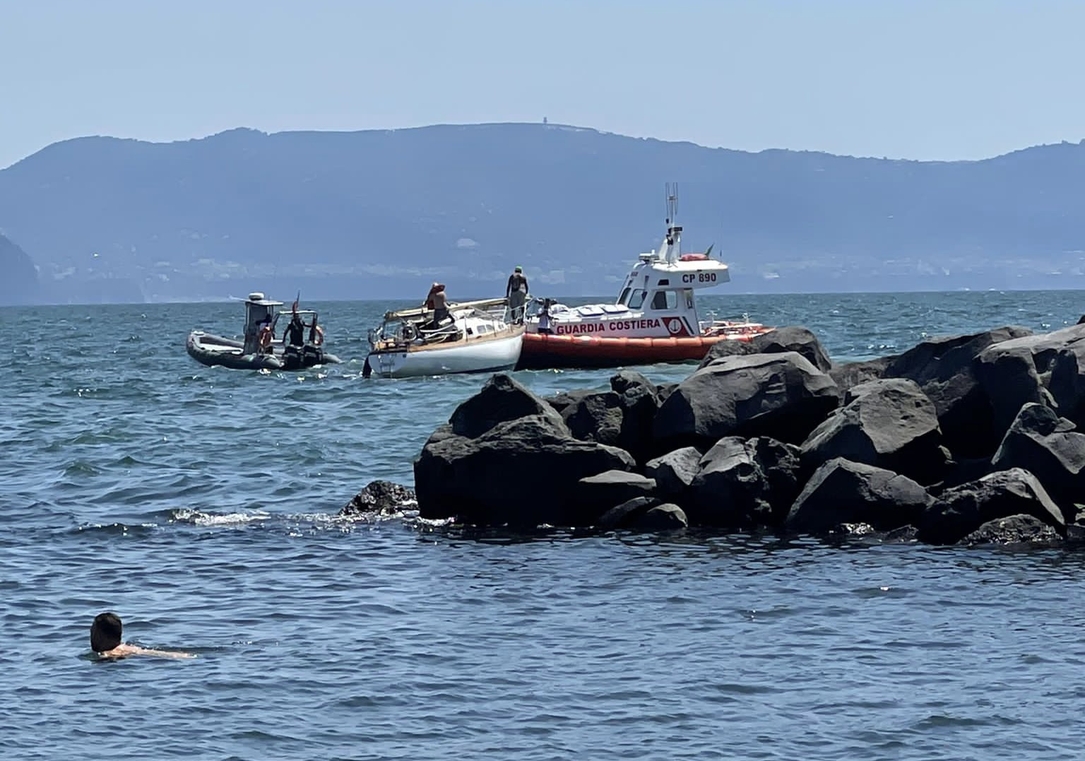 Torre Del Greco Barca A Vela Finisce Contro Gli Scogli Salvi Due 60enni