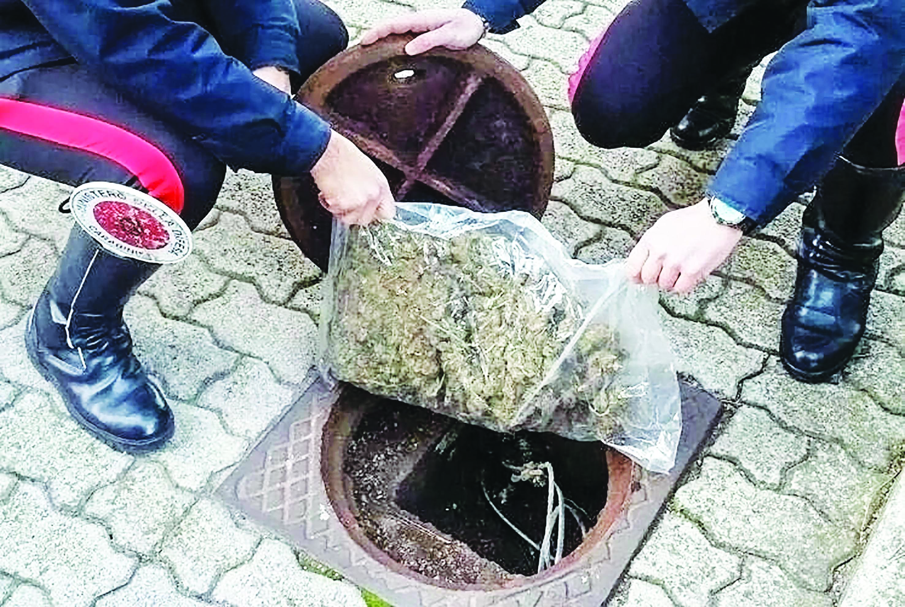 Castellammare Droga E Proiettili Nascosti Nei Tombini Inchiesta