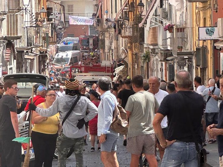 Torre Del Greco Bambina Di 4 Anni Estratta Viva Dalle Macerie Del