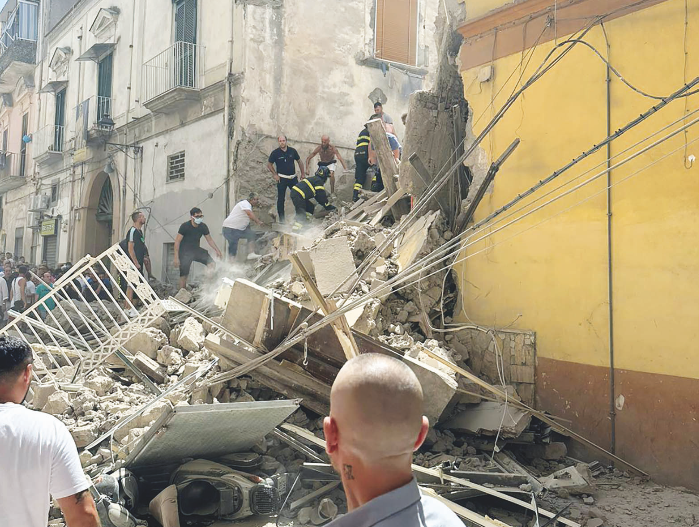 Fabbricato Crollato A Torre Del Greco Tra 15 Giorni I Primi Rientri