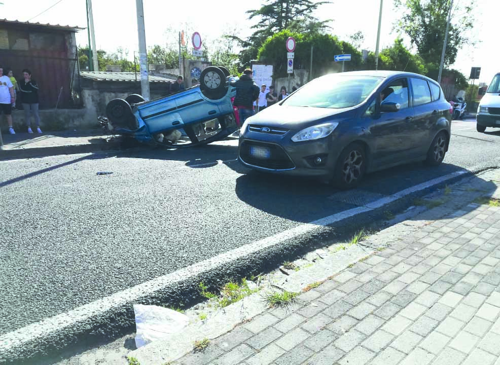 Torre Del Greco, Automobilista Perde Il Controllo E Si Ribalta Con L ...