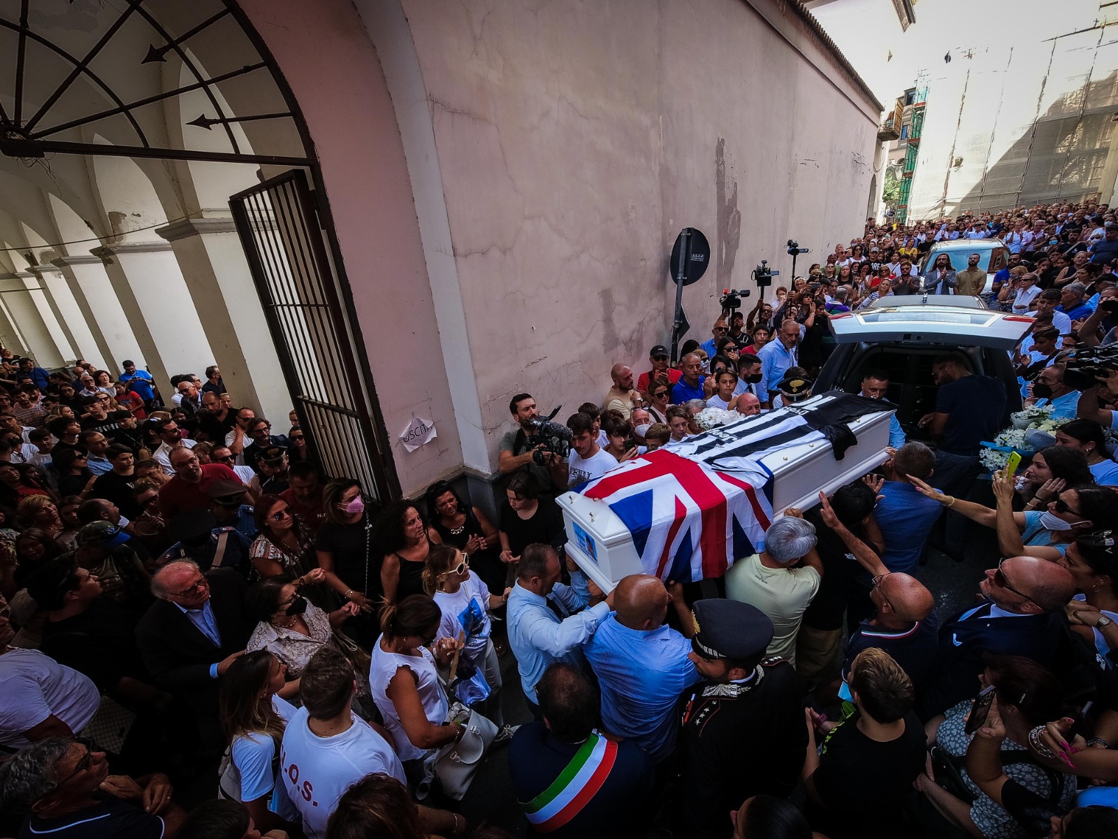 Gragnano Si Ferma Per L'ultimo Saluto Ad Ale. La Bara Esce Sulle Note ...