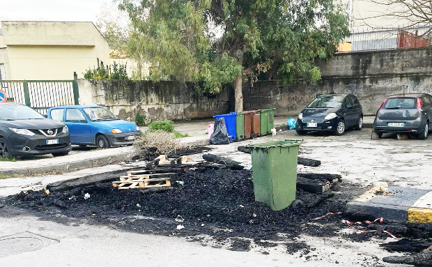 Castellammare. Beffa dopo i falò illegali, i residui sono ancora in strada  - Metropolisweb