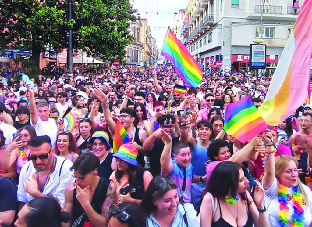 Napoli Capitale Lgbt Il Pride Invade Le Strade Del Centro Metropolisweb