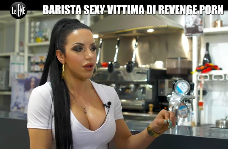 L ex diffonde on line i suoi video hot il calvario della barista  